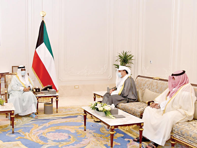 نائب الأمير مستقبلاً الجابر والعلي أمس