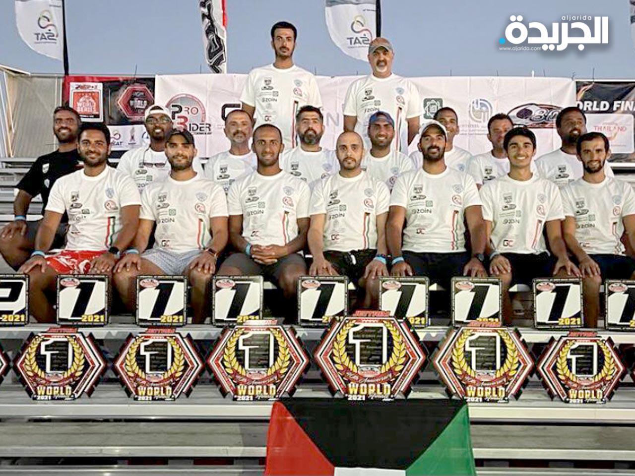 رئيس وفد المنتخب الكويتي للدراجات المائية المتسابق عبدالوهاب العمر يتوسط أبطال المنتخب والجهازين الإداري والفني بعد ختام البطولة