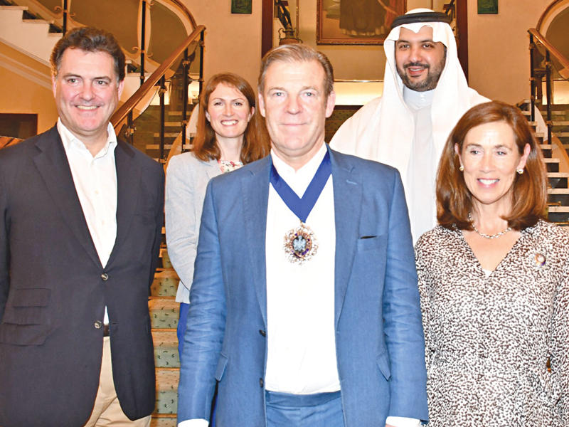 الوفد البريطاني والعبدالله خلال الزيارة