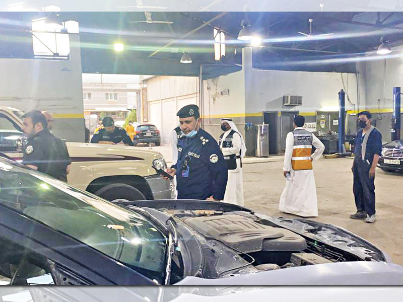 العميد العدواني داخل ورشة مخالفة