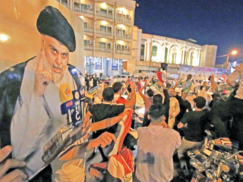 أنصار الصدر يحتفلون في مدينة النجف الأشرف أمس الأول (أ ف ب)