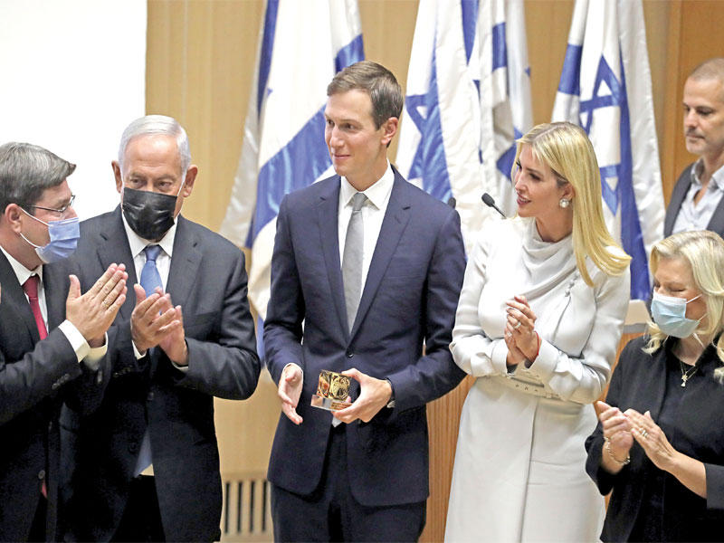 غاريد كوشنير وإيفانكا ترامب إلى جانب بنيامين نتنياهو وزوجته في الكنيست أمس  (رويترز)
