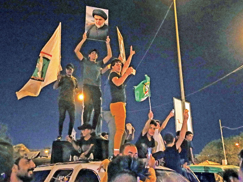 أنصار الصدر يحتفلون في النجف أمس الأول (أ ف ب)