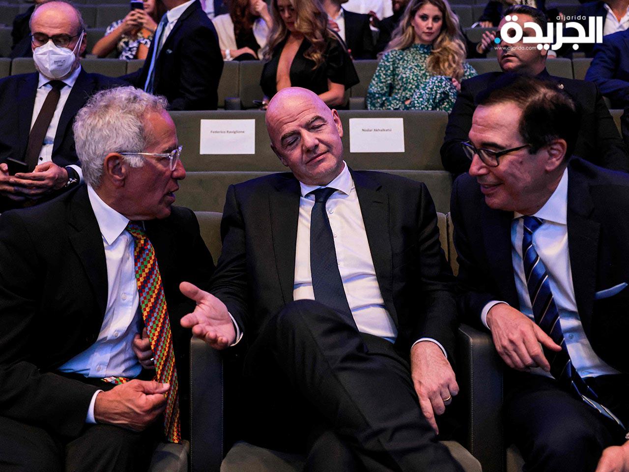 إنفانتينو مع الملياردير الإسرائيلي الكندي سيلفان آدامز ووزير الخزانة الأمريكي السابق ستيف منوشين في «متحف التسامح»