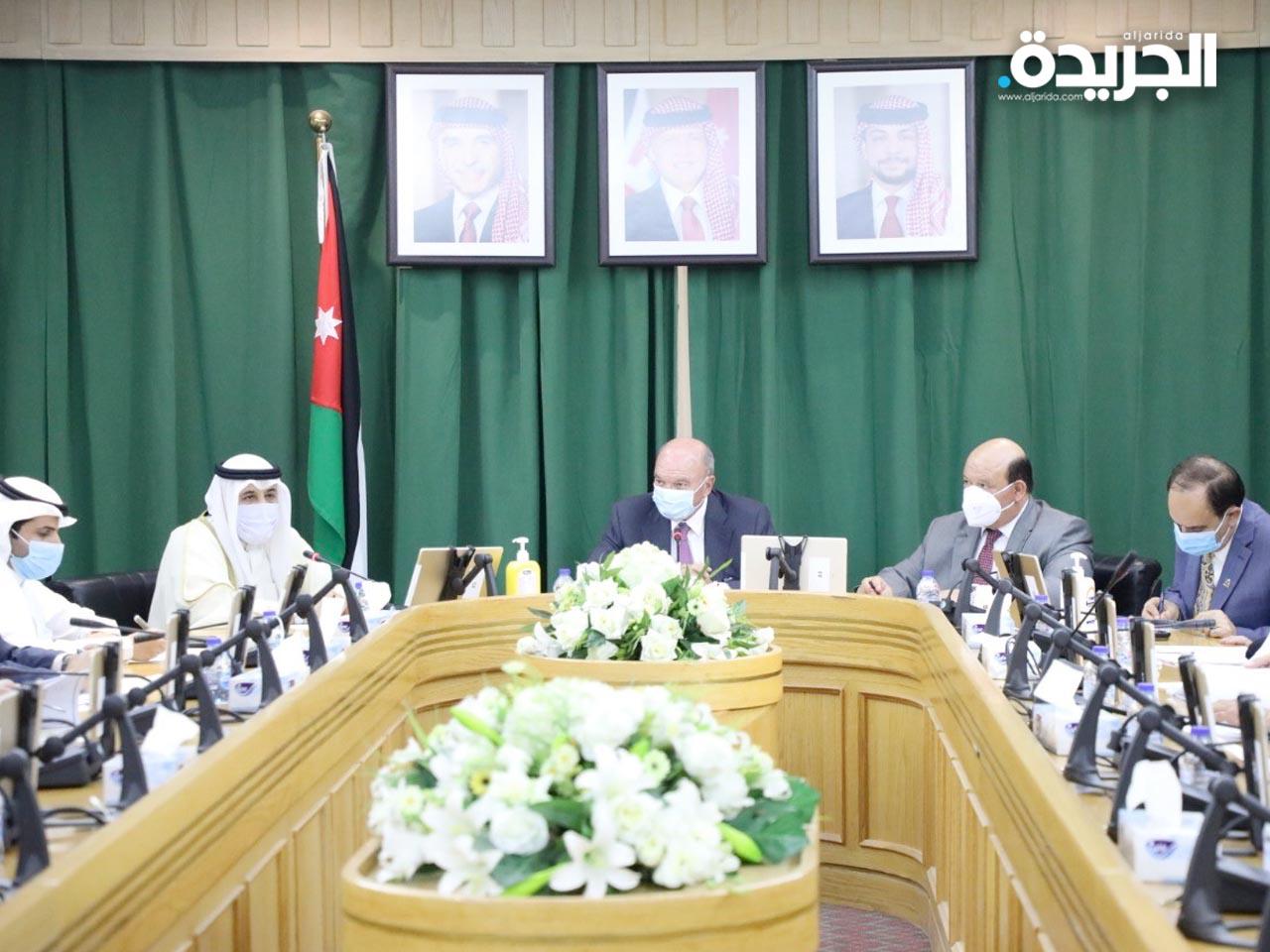 سفير الكويت لدى الأردن عزيز الديحاني خلال لقائه رئيس مجلس الاعيان الأردني فيصل الفايز