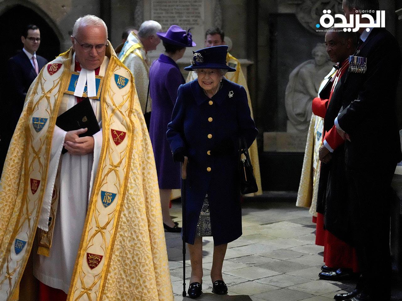 ملكة بريطانيا تستخدم عكازاً خلال قداس