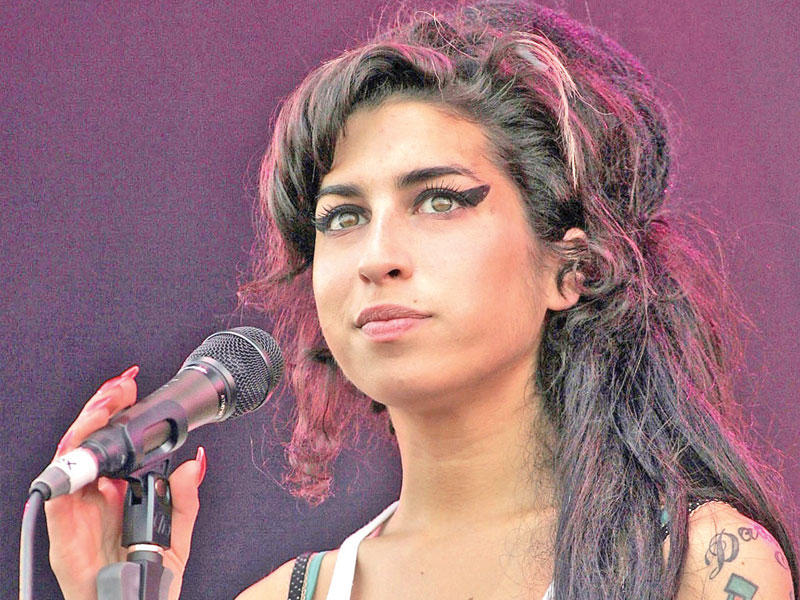 النجمة البريطانية الراحلة إيمي واينهاوس 