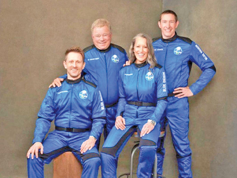 الممثل العالمي وليام شاتنر والطاقم المرافق