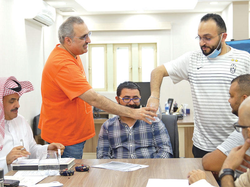 فالح المطيري وعبدالعزيز صفر والفرق المسرحية أثناء القرعة