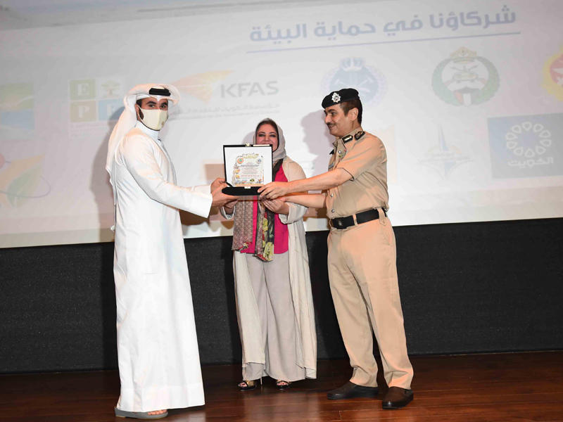 الشيخ فهد سالم النواف يتسلم درع السلسلة ممثلاً للشيخ سالم النواف               (تصوير عوض التعمري)