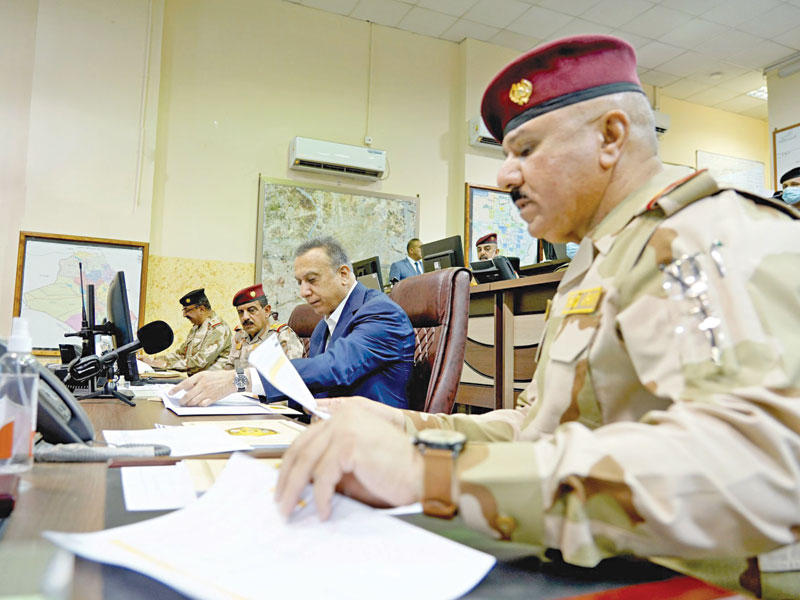 رئيس الوزراء العراقي مصطفى الكاظمي يتابع بقيادة العمليات المشتركة إجراءات تأمين مخازن مفوضية الانتخابات وصناديق الاقتراع أمس (رئاسة الوزراء)