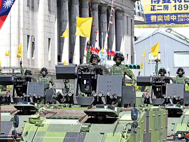 جنود تايوانيون خلال استعراض في تايبيه أمس الأول بذكرى «اليوم الوطني»  (أ ف ب) 