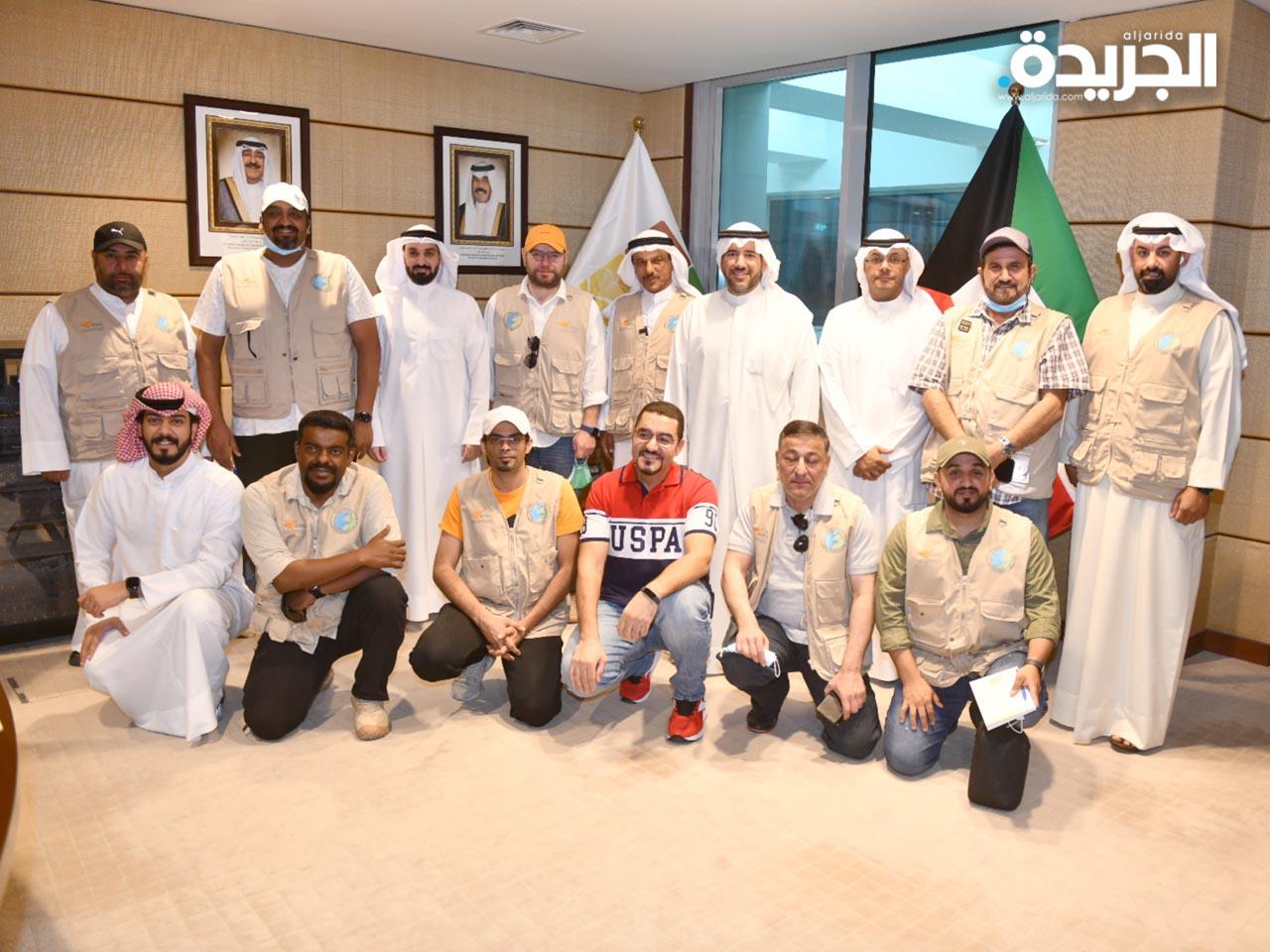 مدير عام هيئة البيئة ومدير إدارة التنوع الاحيائي بالهيئة مع فريق عدسة البيئة