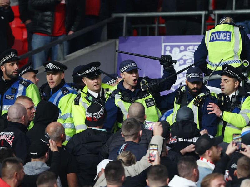 جانب من اشتباكات جمهور المجر مع رجال الشرطة