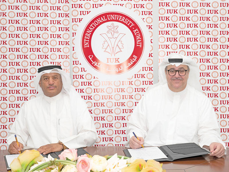 الرئيس التنفيذي للبنك الأهلي الكويتي لؤي مقامس ورئيس مجلس أمناء الجامعة الدولية د. بركات الهديبان