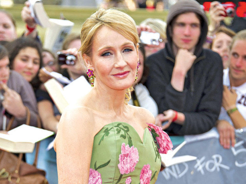 الروائية البريطانية جيه كيه رولينغ 