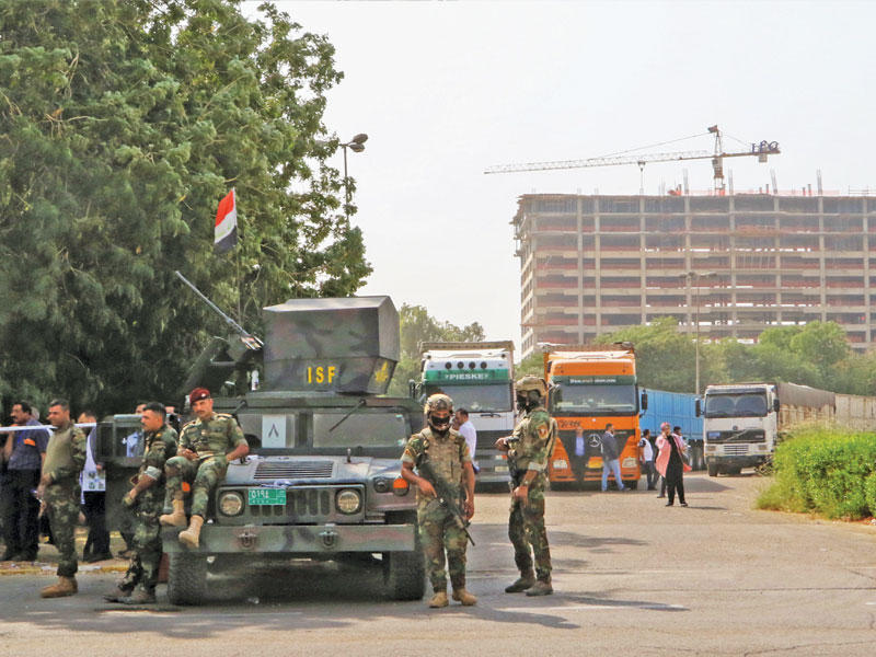 نقل صناديق الاقتراع إلى المنطقة الخضراء في بغداد أمس         (رويترز)