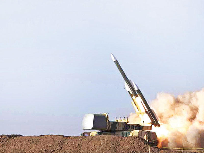 صورة وزعتها السلطات الإيرانية لاختبار صاروخ دفاعي خلال مناورات مشتركة بين الجيش و»الحرس الثوري» انطلقت أمس الأول 