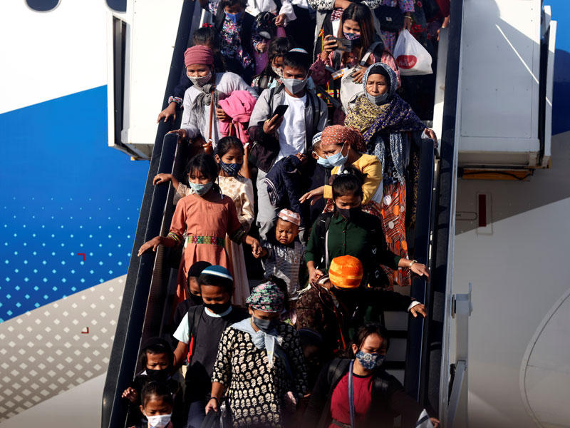 يهود هنود يصلون إلى مطار بن غوريون أمس للعيش في إسرائيل          (رويترز)