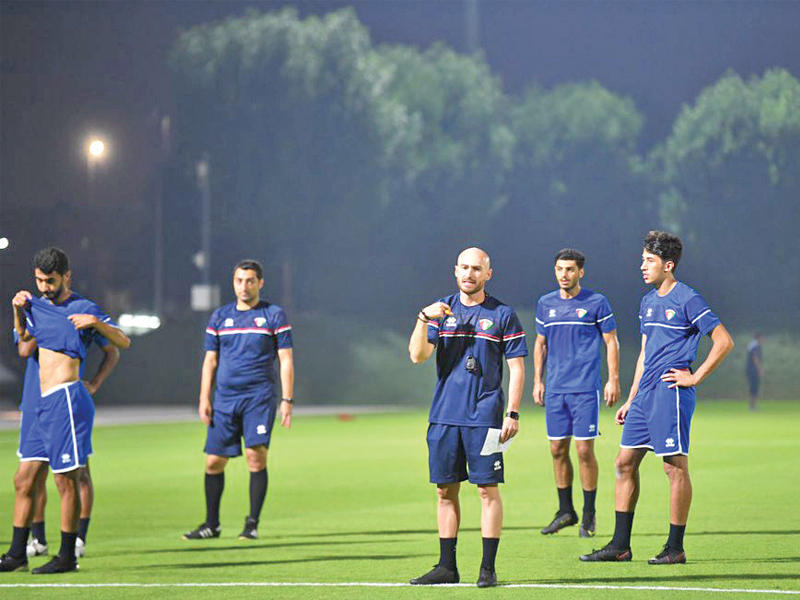 غونزاليس مع اللاعبين في التدريب