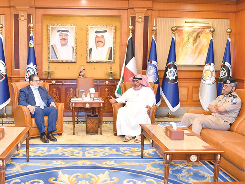 وزير الداخلية الشيخ ثامر العلي  مستقبلا طارق الشيخ أمس