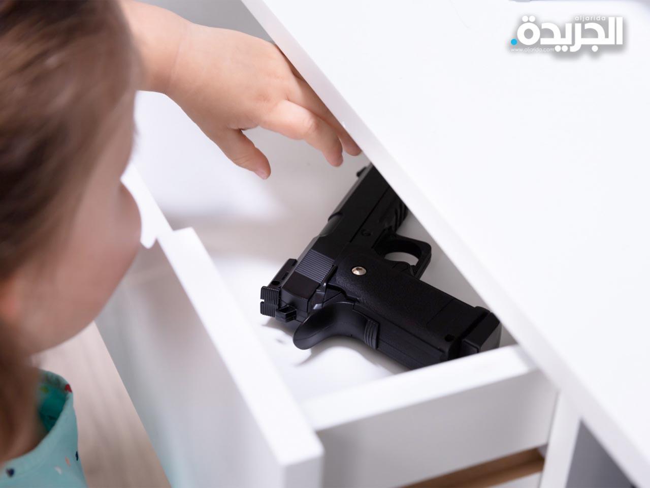 طفل يبلغ عامين يقتل والدته برصاصة