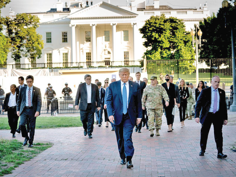 الجنرال مارك ميلي مع الرئيس دونالد ترامب في ساحة «لافاييت» بواشنطن تزامناً مع احتجاجات حركة «حياة السود مهمة»