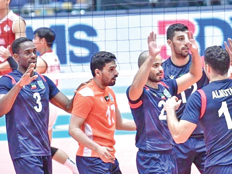 لاعبو كاظمة خلال لقاء ديموند فود التايلندي 