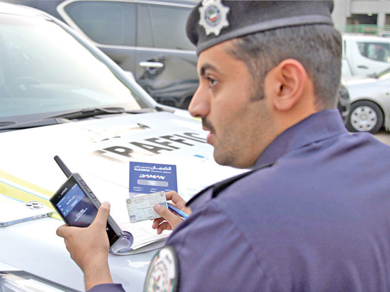 استخدام جهاز «راصد» لكشف المخالفات في «صناعية» شرق (تصوير عوض التعمري)