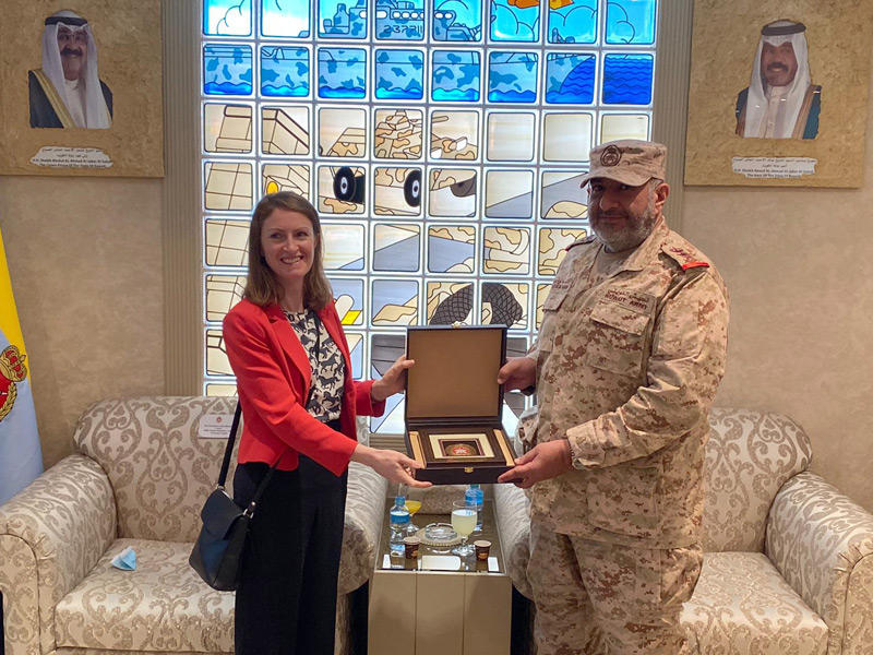 رئيس الأركان العامة للجيش الفريق الركن خالد الصالح مستقبلاً سفيرة بريطانيا أمس