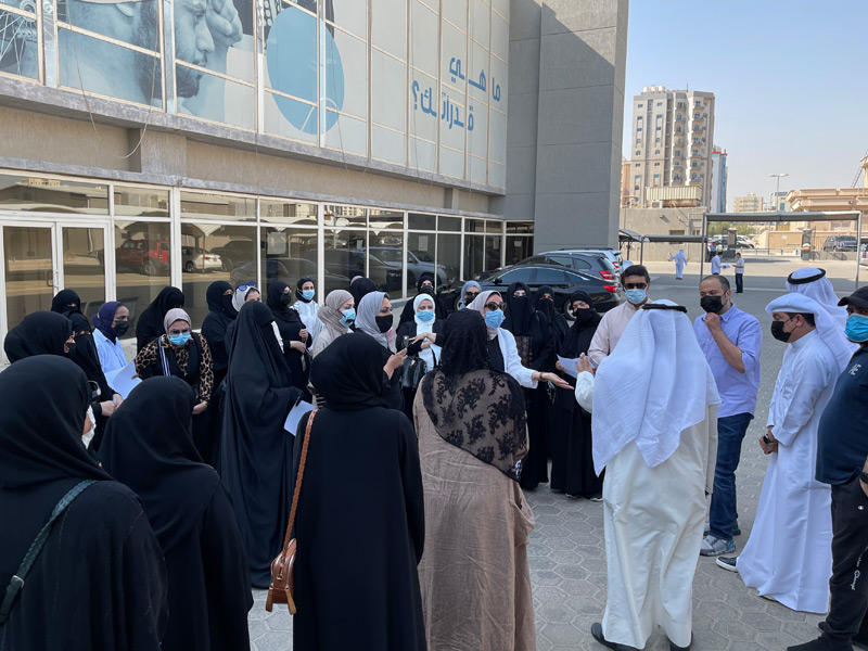 جانب من الوقفة الاحتجاجية لموظفي «الإعاقة» أمس