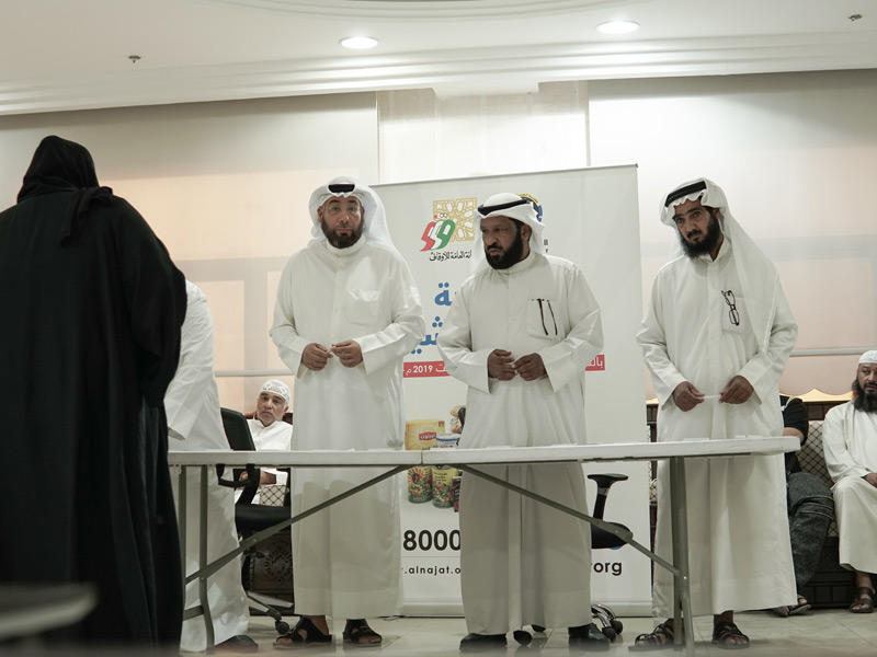 جانب من توزيع المساعدات الغذائية لـ351 أسرة متعففة 