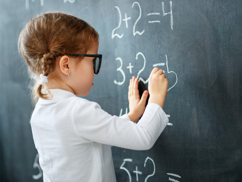 فتاة تتعلم الرياضيات