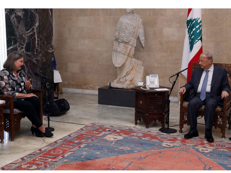 رئيس الجمهورية اللبناني ميشال عون مستقبلا نائبة وزير الخارجية الأمريكي للشؤون السياسية ​فيكتوريا نولاند في قصر بعبدا 