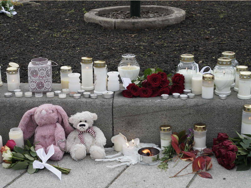 شموع في موقع الهجوم في كونغسبرغ                  (رويترز)