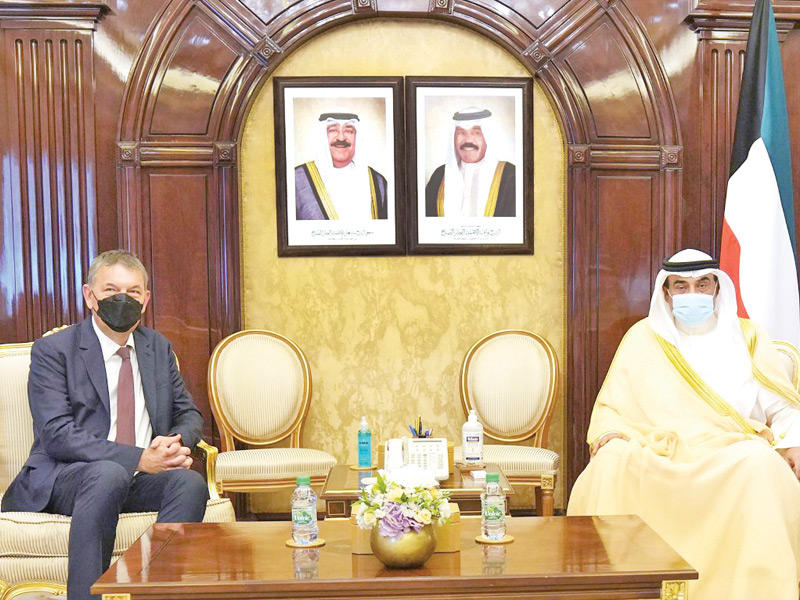 رئيس مجلس الوزراء سمو الشيخ صباح الخالد مستقبلاً مفوض «أونروا» بالشرق الأدنى أمس