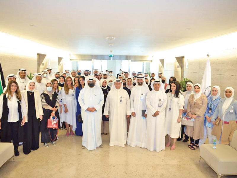 نائب رئيس مجلس الإدارة المدير العام لبنك الائتمان صلاح المضف متوسطا المشاركين في اللقاء التنويري 