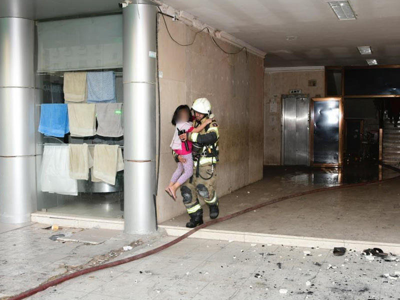 رجل إطفاء ينقذ طفلة في حريق بناية بالرقعي
