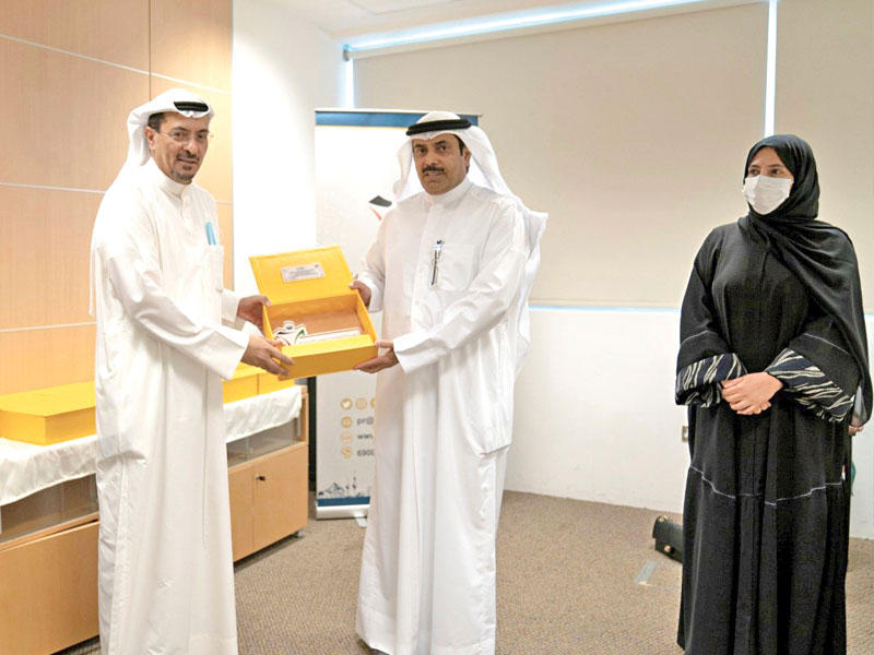 رئيس الموارد البشرية لمجموعة «بيتك» زياد العمر يتسلم التكريمn