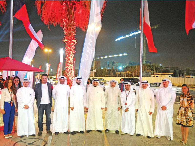 محمد العثمان وعبدالعزيز البابطين في لقطة جماعية