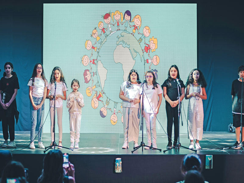 الأطفال يغنون للمحبة والسلام