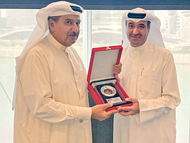 الشيخ خليفة يكرم الفودري