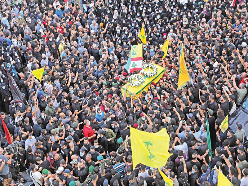  مناصرون لـ«حزب الله» و«أمل» يشيّعون أحد قتلى الاشتباكات في ضاحية بيروت الجنوبية أمس الأول  (أ ف ب)