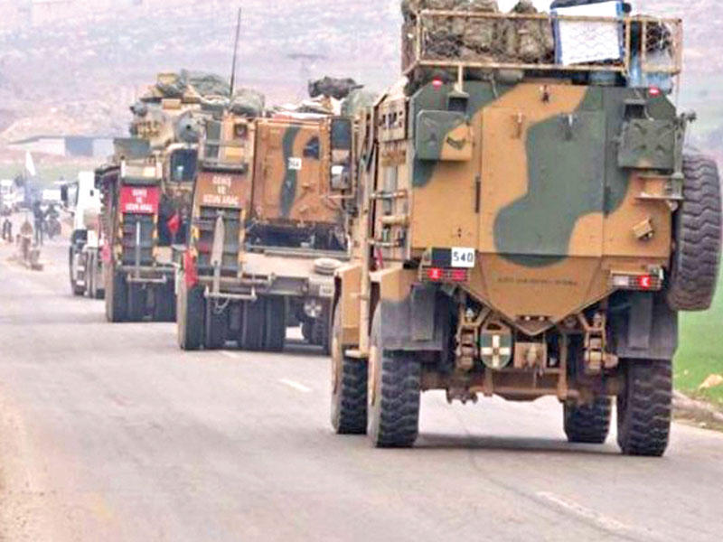 انفجار استهدف رتلاً عسكرياً تركياً على أوتوستراد معرة مصرين في محافظة إدلب شمال شرقي سورية