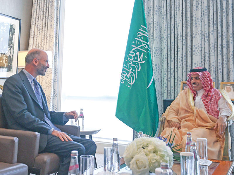 وزير الخارجية السعودي فيصل بن فرحان مجتمعاً بمالي في واشنطن أمس الأول (رويترز)