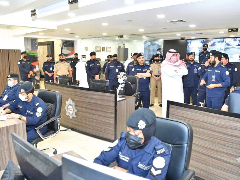 وزير الداخلية الشيخ ثامر العلي يستمع لشرح من العقيد عبدالله المطيري في غرفة عمليات الأمن العام