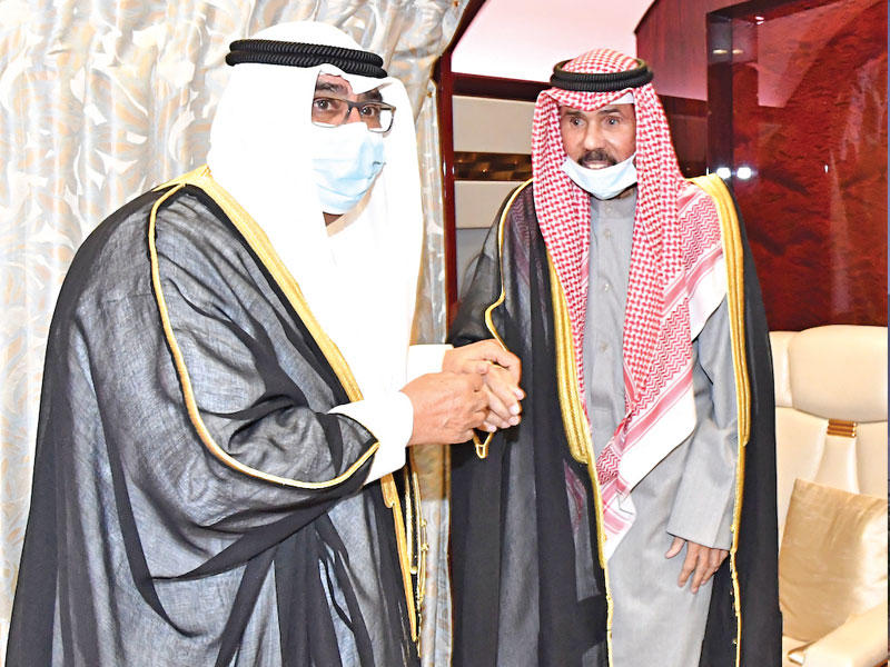 الأمير لدى عودته إلى أرض الوطن أمس وفي استقباله ولي العهد