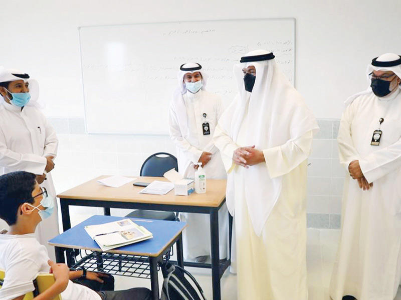 وزير التربية د. علي المضف متفقداً إحدى المدارس أمس