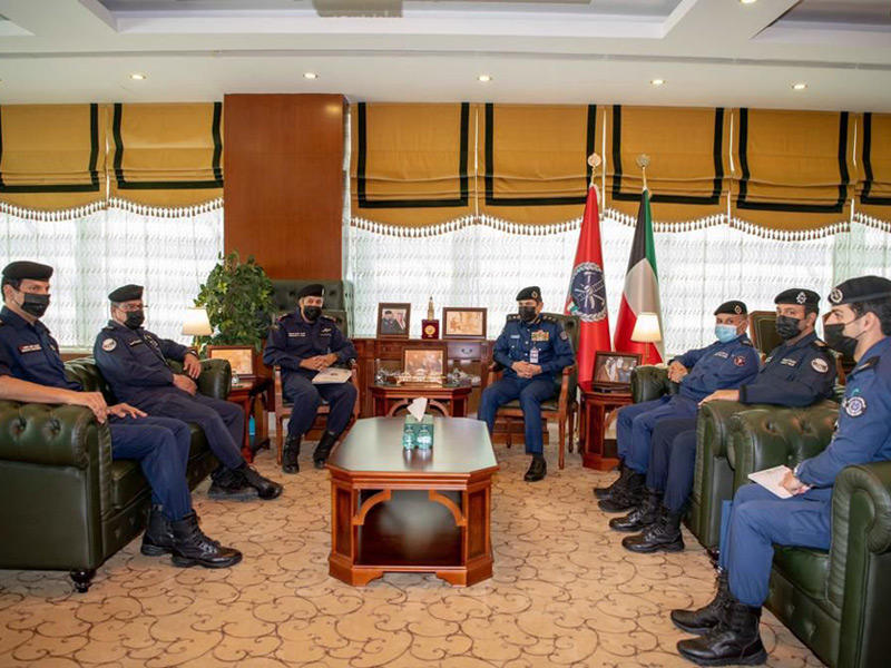 رئيس قوة الإطفاء العام الفريق خالد المكراد مستقبلاً وفد الداخلية أمس