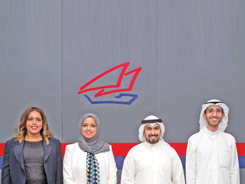 فريق وحدة البيانات من اليمين أوس الأنصاري وفوزان السميط ومي العويش وسبيكة الراشد